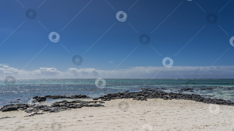 Скачать Пляж тропического острова. Следы на белом песке. фотосток Ozero