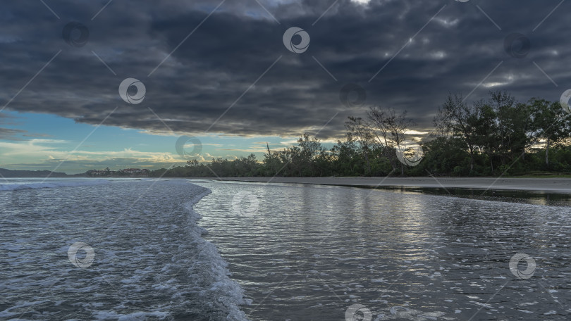 Скачать Раннее утро. Рассвет над океаном фотосток Ozero