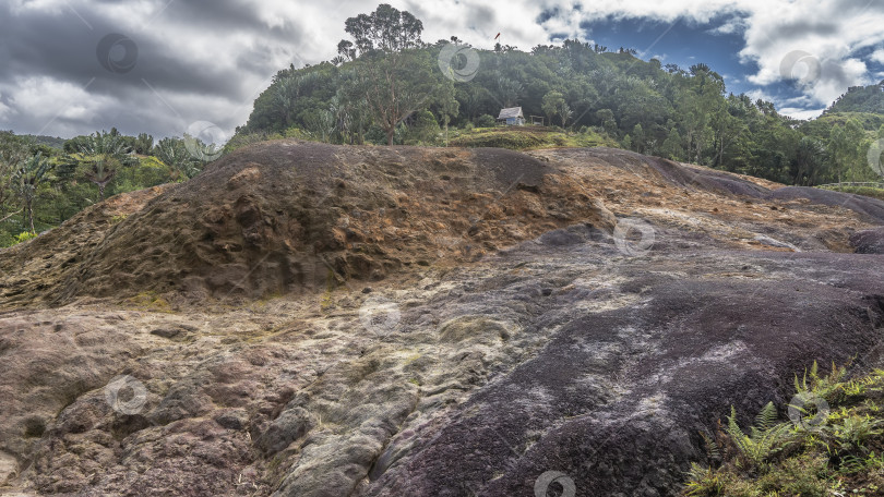 Скачать Разноцветная песчаная горка. Текстура почвы с различными оттенками цвета. фотосток Ozero