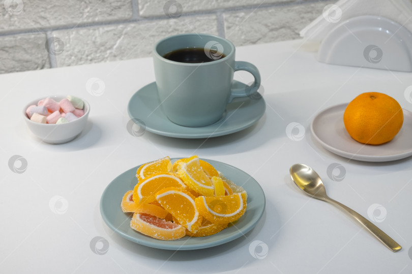 Скачать Кофе и мармелад на столе во время утренней трапезы, простой декор и яркие цвета фотосток Ozero