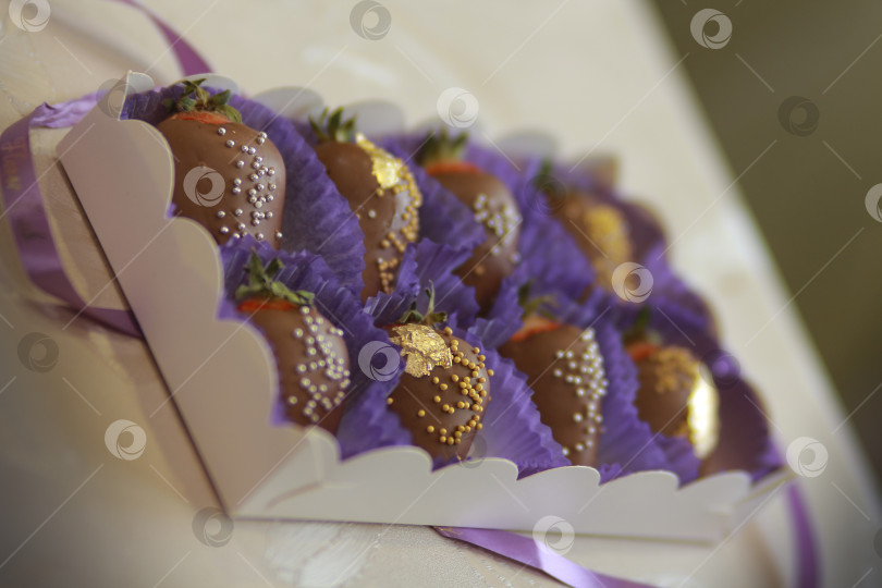 Скачать Клубника в шоколаде, конфеты фотосток Ozero