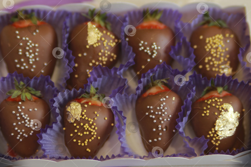 Скачать Клубника в шоколаде, конфеты фотосток Ozero