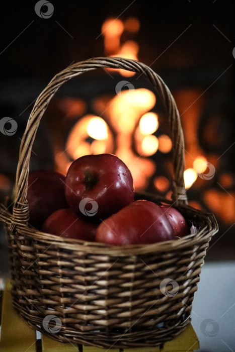 Скачать Яблоки в корзине фотосток Ozero