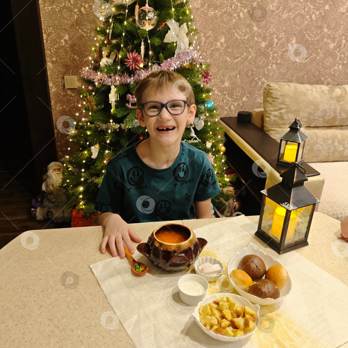 Скачать Мальчик дошкольник без одного зуба сидит за обеденным столом. Мальчик-дошкольник без одного зуба сидит за обеденным столом. фотосток Ozero