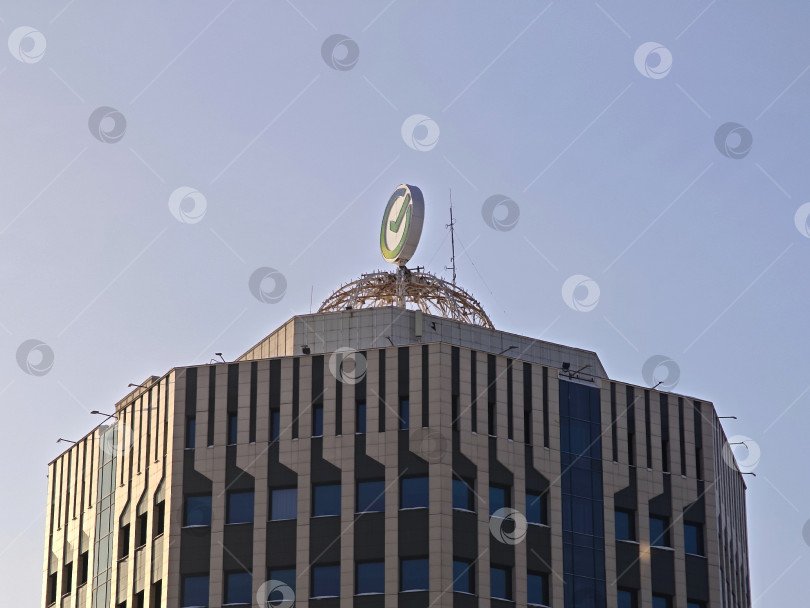 Скачать Логотип Сбер на крыше высокого здания в городе Новосибирск. Логотип BEAC на крыше высотного здания в Новосибирске. фотосток Ozero