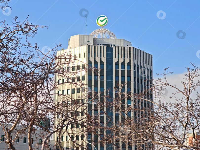 Скачать Логотип Сбер на крыше высокого здания в городе Новосибирск. Логотип BEAC на крыше высотного здания в Новосибирске. фотосток Ozero