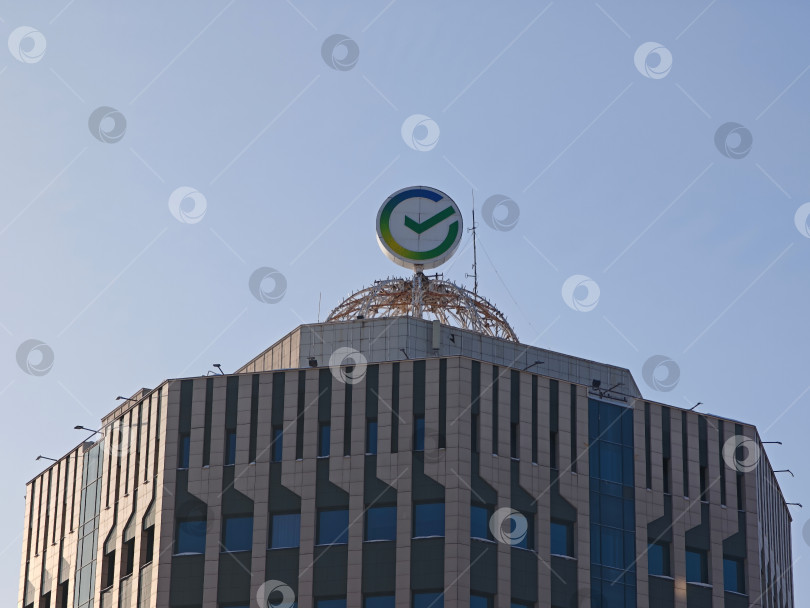 Скачать Логотип Сбер на крыше высокого здания в городе Новосибирск. Логотип BEAC на крыше высотного здания в Новосибирске. фотосток Ozero