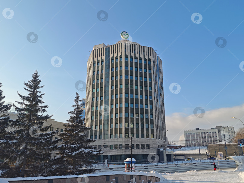 Скачать Логотип Сбер на крыше высокого здания в городе Новосибирск. Логотип BEAC на крыше высотного здания в Новосибирске. фотосток Ozero