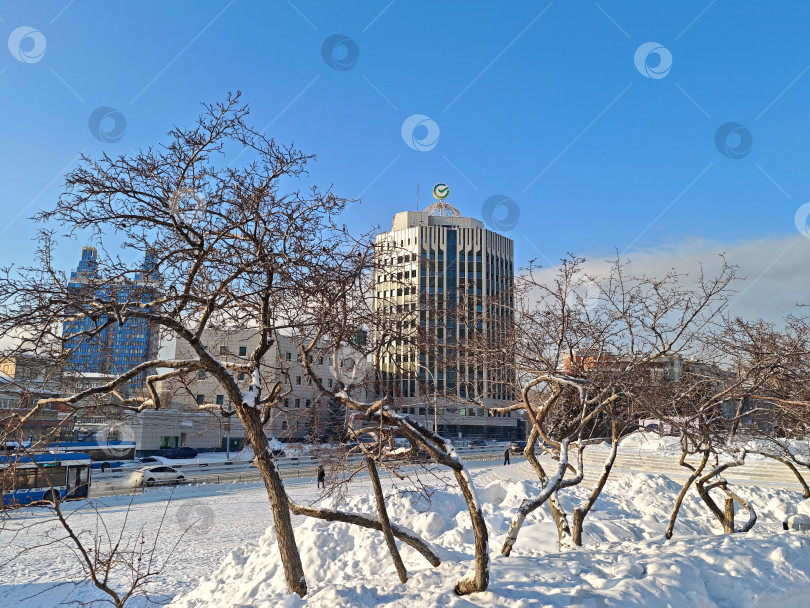 Скачать Логотип Сбер на крыше высокого здания в городе Новосибирск. Логотип BEAC на крыше высотного здания в Новосибирске. фотосток Ozero