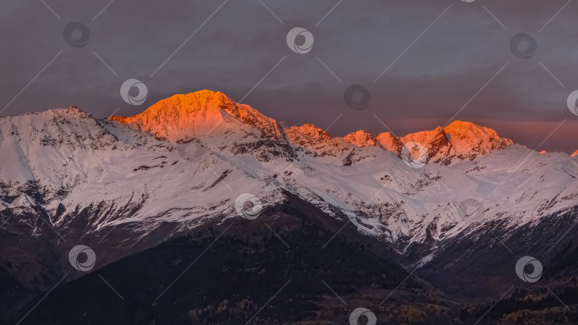 Скачать Горы покрыты снегом, и солнце садится за ними фотосток Ozero