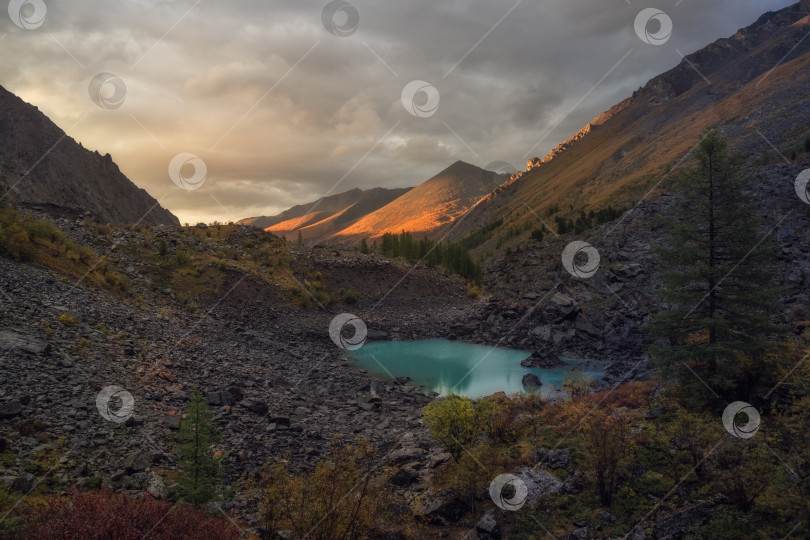 Скачать Горный хребет с озером посередине фотосток Ozero