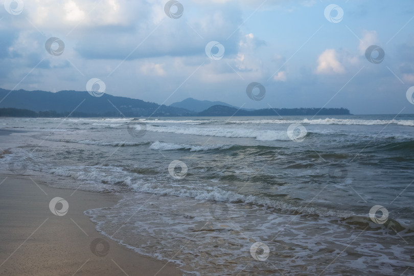 Скачать Пляж Банг Тао (Лаян) на побережье Андаманского моря острова Пхукет в Таиланде, октябрь 2025 года фотосток Ozero