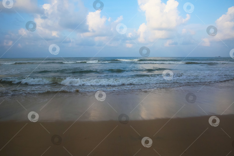 Скачать Пляж Банг Тао (Лаян) на побережье Андаманского моря острова Пхукет в Таиланде, октябрь 2025 года фотосток Ozero