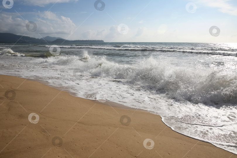 Скачать Пляж Банг Тао (Лаян) на побережье Андаманского моря острова Пхукет в Таиланде, октябрь 2025 года фотосток Ozero