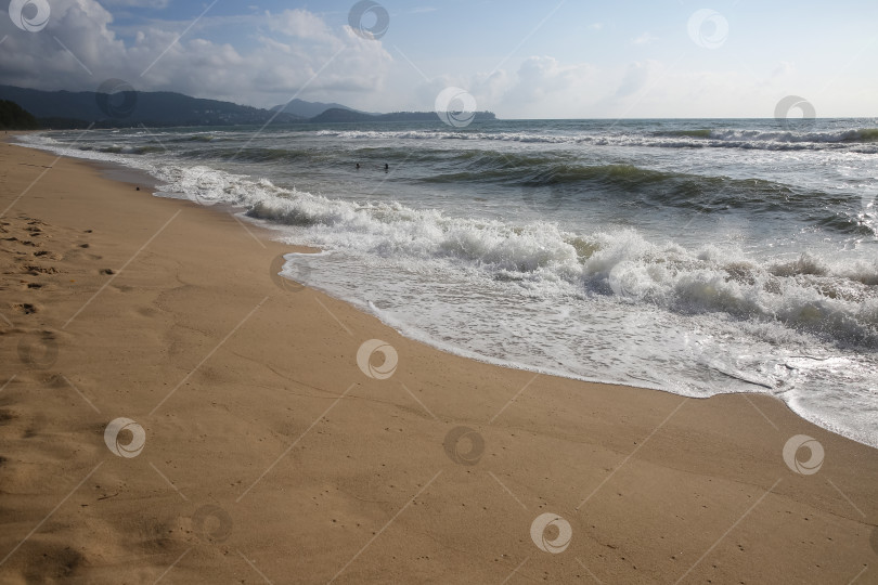 Скачать Пляж Банг Тао (Лаян) на побережье Андаманского моря острова Пхукет в Таиланде, октябрь 2025 года фотосток Ozero