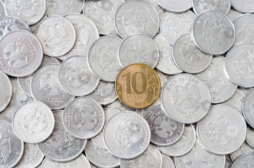 Скачать Монета десять рублей  среди других серебристых монет фотосток Ozero