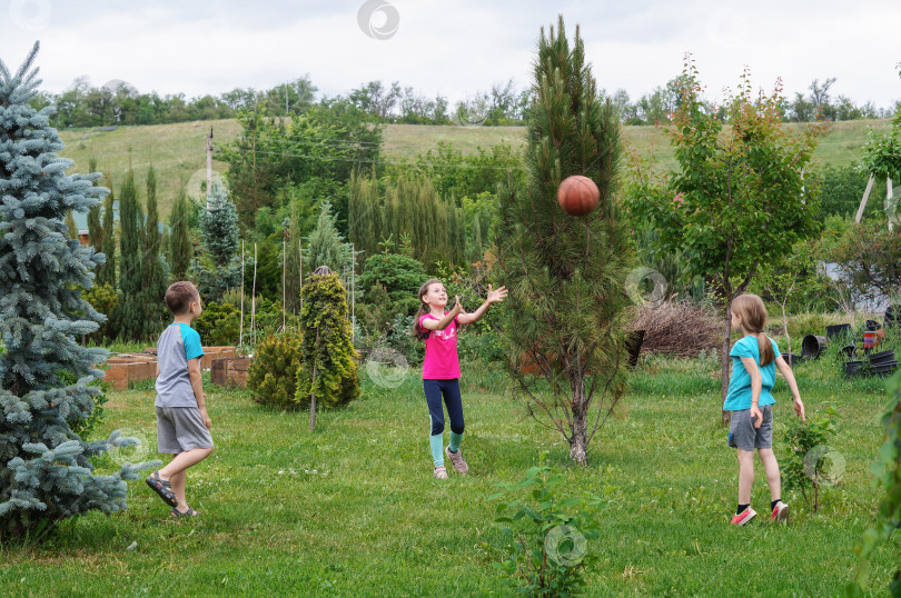 Скачать Саратов, Россия - 02 июня 2024 года. Дети играют в мяч на природе фотосток Ozero