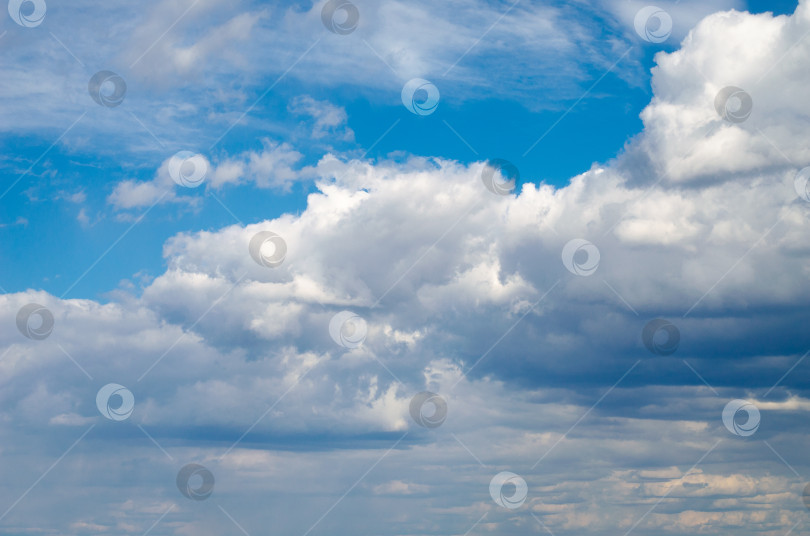 Скачать Солнечный день с чистым голубым небом и объемными белыми облаками. Идеальный фон для природы, свободы, мечтаний, позитива, путешествий и летнего настроения. Высокое качество, минималистичная композиция, пространство для копирования фотосток Ozero