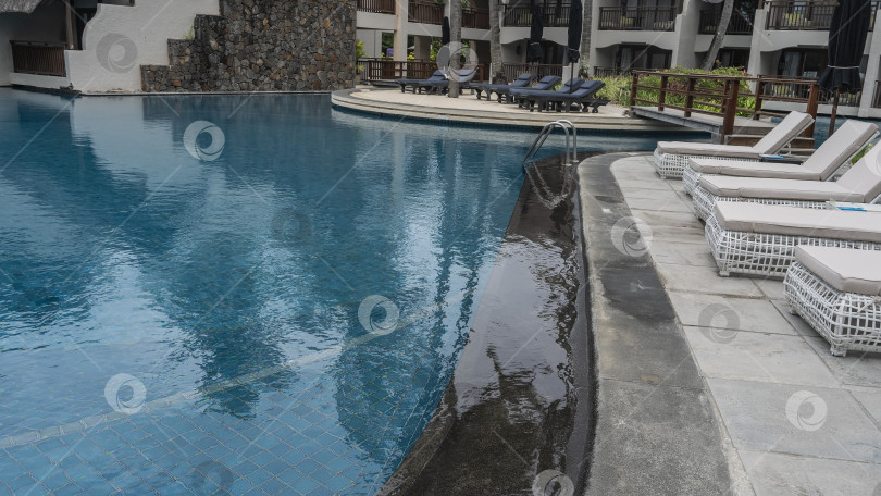 Скачать Открытый бассейн курорта. Прозрачная вода, дно выложено голубой плиткой. фотосток Ozero