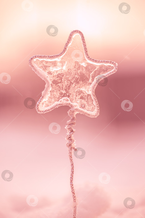 Скачать Орнамент в виде застывшей звезды с замысловатыми ледяными узорами, отражающий теплое сияние зимнего заката, символизирующий волшебство, желания и нежную красоту в холодном окружении фотосток Ozero