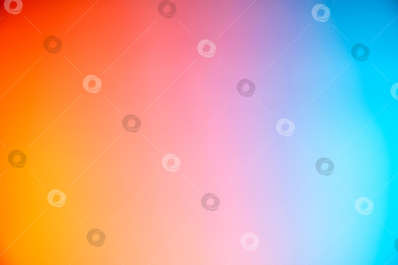 Скачать Яркие абстрактные градиентные цвета, создающие плавное размытие фона, переходящие от оранжевого и розового к голубому с эффектом мягкого освещения, подходят для элементов дизайна и наложений фотосток Ozero