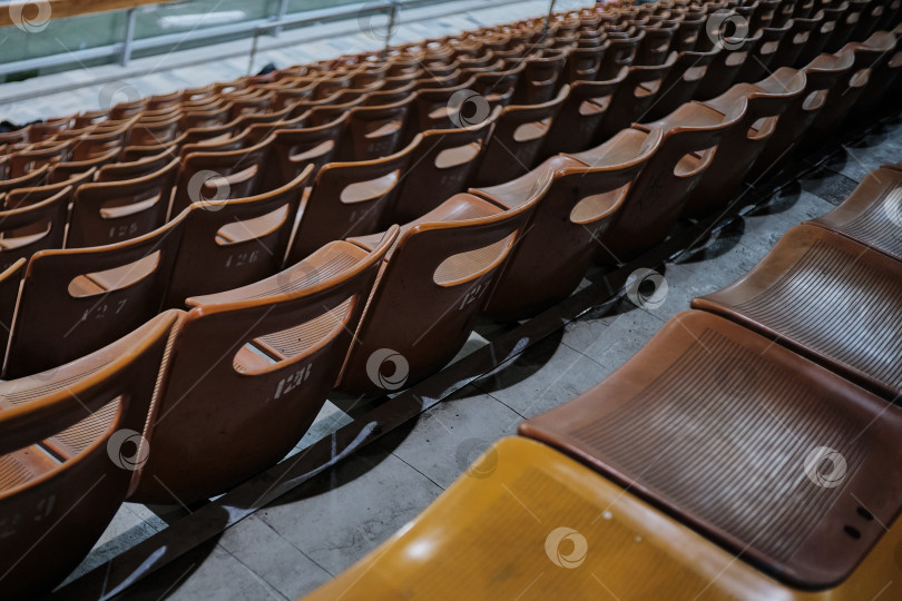 Скачать Ряды старых сидений на трибуне фотосток Ozero