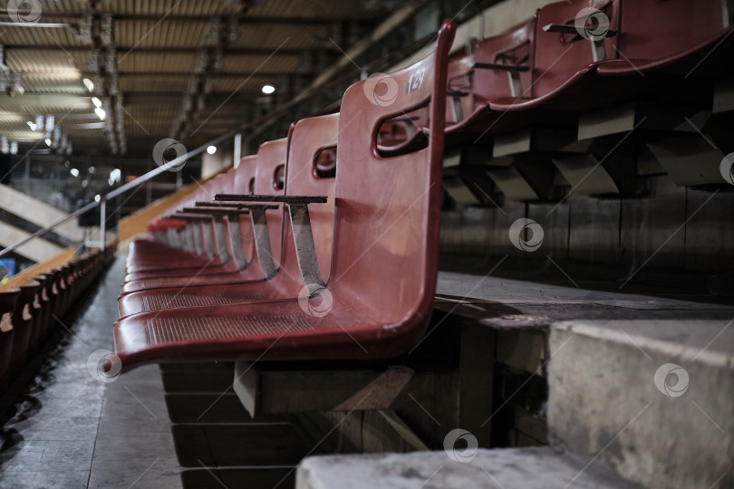 Скачать Ряды старых сидений на трибуне фотосток Ozero