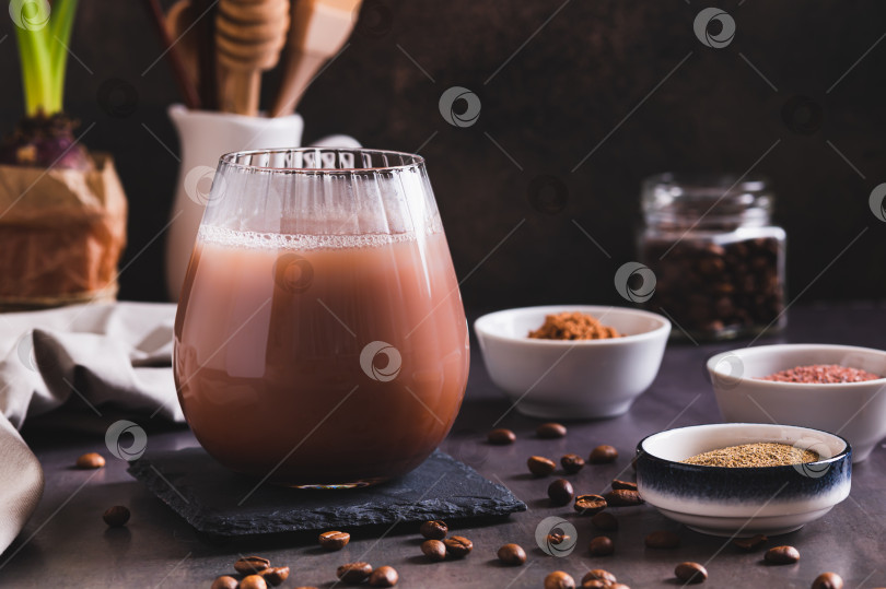 Скачать Острый кофе с шоколадом, солью и перцем в бокале на столе фотосток Ozero