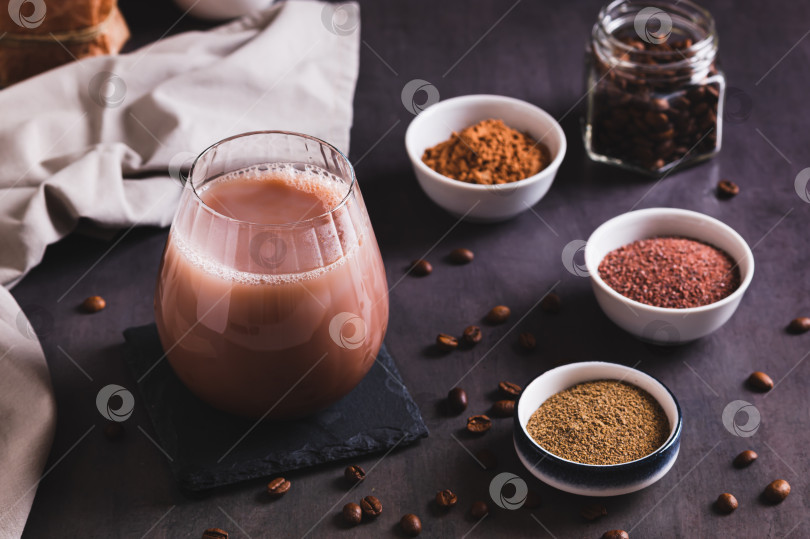 Скачать Кофе со специями и какао-порошком в стакане на столе фотосток Ozero
