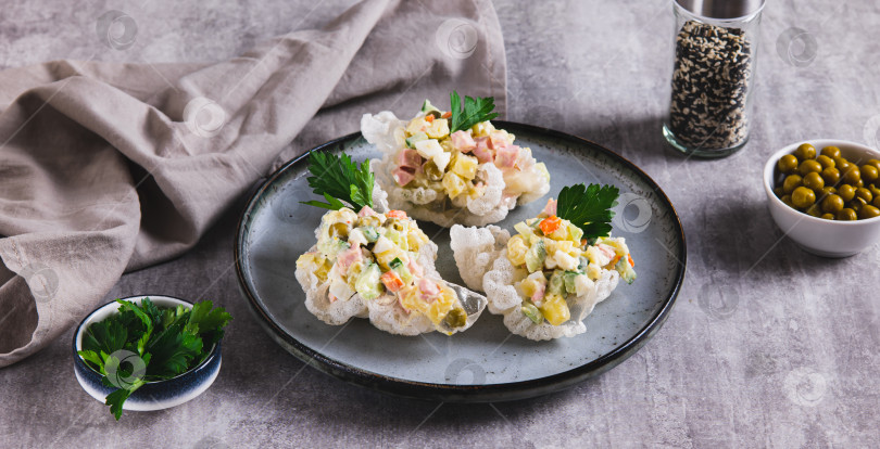 Скачать Порционный салат Оливье, креативно поданный на тарелке на стол веб-баннер фотосток Ozero