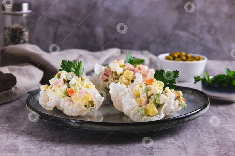 Скачать Порционный салат Оливье оригинально подается на тарелке к столу фотосток Ozero