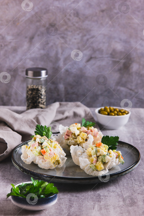 Скачать Порционный салат Оливье оригинально подается на тарелке к столу в вертикальном виде фотосток Ozero