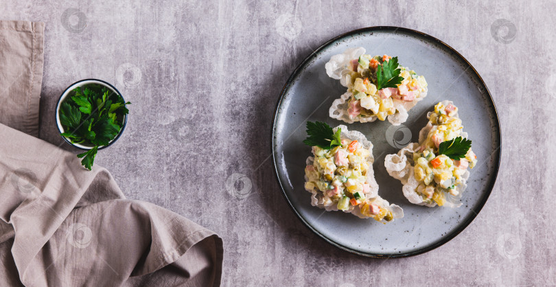 Скачать Салат Оливье в мисках из рисовой бумаги на тарелке на столешнице посмотреть веб-баннер фотосток Ozero