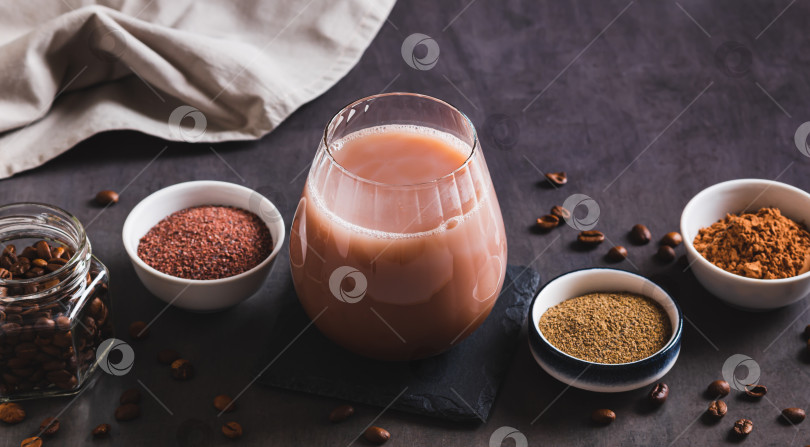 Скачать Пряный кофе с шоколадом, солью и перцем в бокале на столе - веб-баннер фотосток Ozero