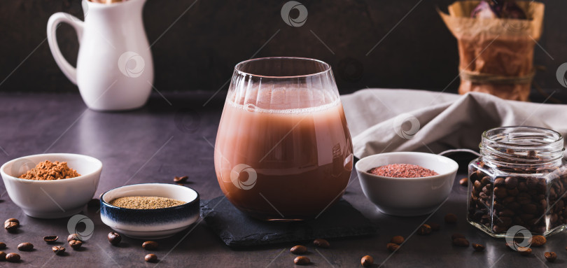 Скачать Кофе со специями и какао-порошком в стакане на столе веб-баннер фотосток Ozero