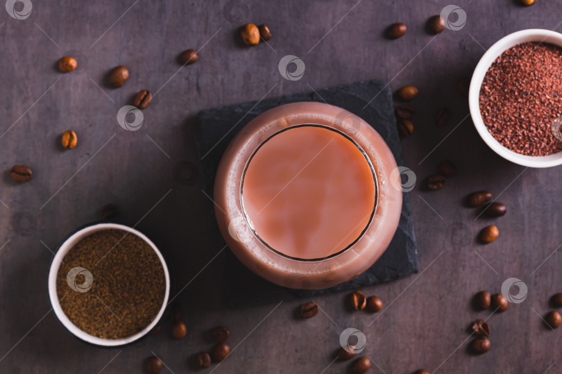 Скачать Крупный план острого кофе с шоколадом, солью и перцем в стакане на столе, вид сверху фотосток Ozero