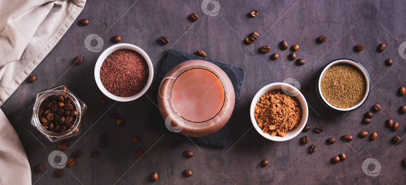 Скачать Кофе со специями и какао-порошком в стакане на столешнице посмотреть веб-баннер фотосток Ozero