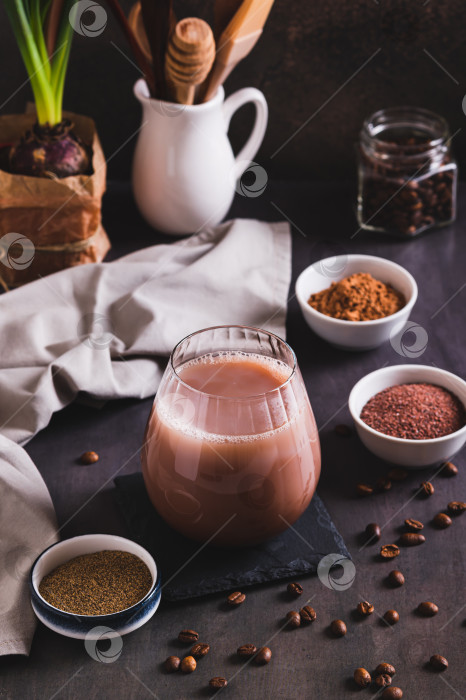 Скачать Кофе со специями и какао-порошком в стакане на столе, вид сверху фотосток Ozero