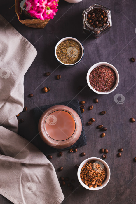 Скачать Кофе со специями и какао-порошком в бокале на столешнице в вертикальном положении фотосток Ozero