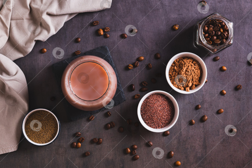 Скачать Острый кофе с шоколадом, солью и перцем в бокале на столе вид сверху фотосток Ozero