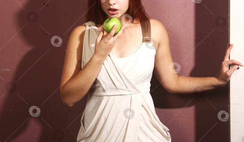 Скачать Красивая молодая женщина с зеленым яблоком фотосток Ozero