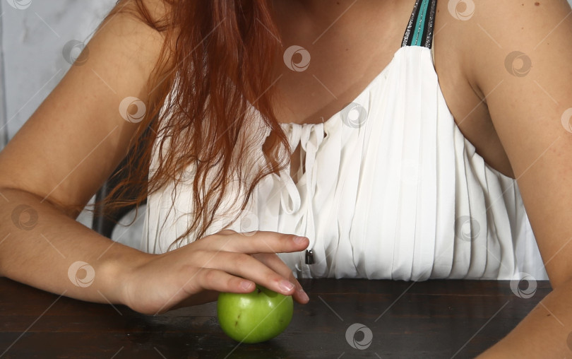 Скачать Молодая женщина держит в руках яблоко фотосток Ozero