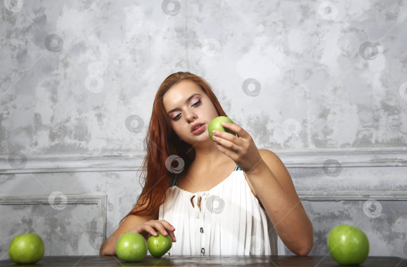 Скачать Молодая женщина держит в руках яблоки фотосток Ozero