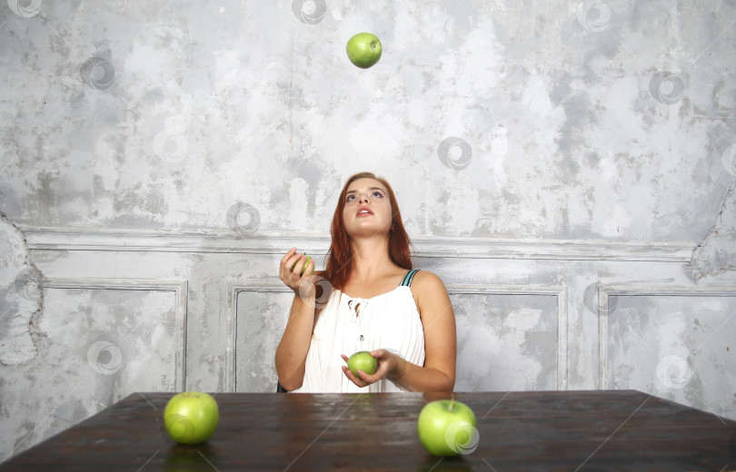 Скачать Красивая молодая женщина с зелёными яблоками фотосток Ozero