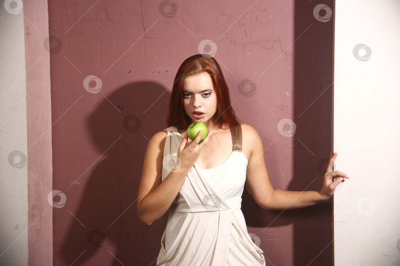 Скачать Красивая молодая женщина с зелёными яблоками фотосток Ozero