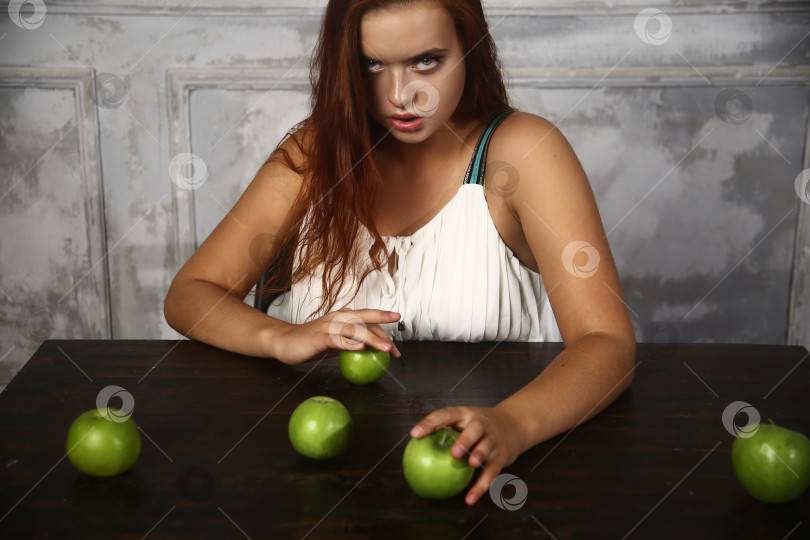 Скачать Красивая молодая женщина с зелёными яблоками фотосток Ozero