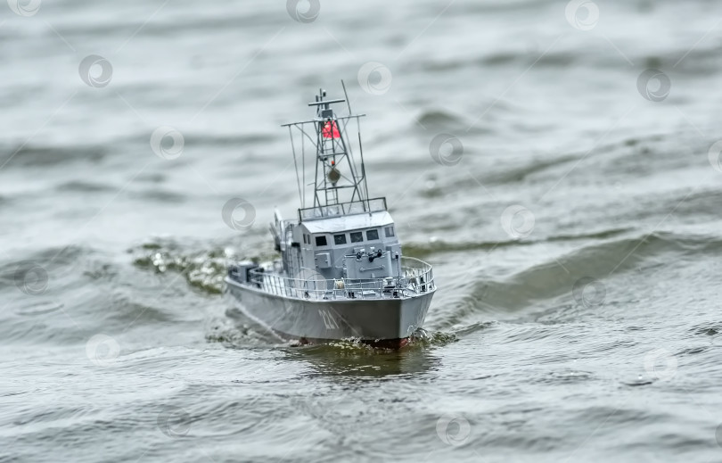 Скачать Россия,город Железногорск Красноярский Край, 26 августа 2023 год. Радиоуправляемая масштабная модель корабля на соревнованиях на воде. фотосток Ozero