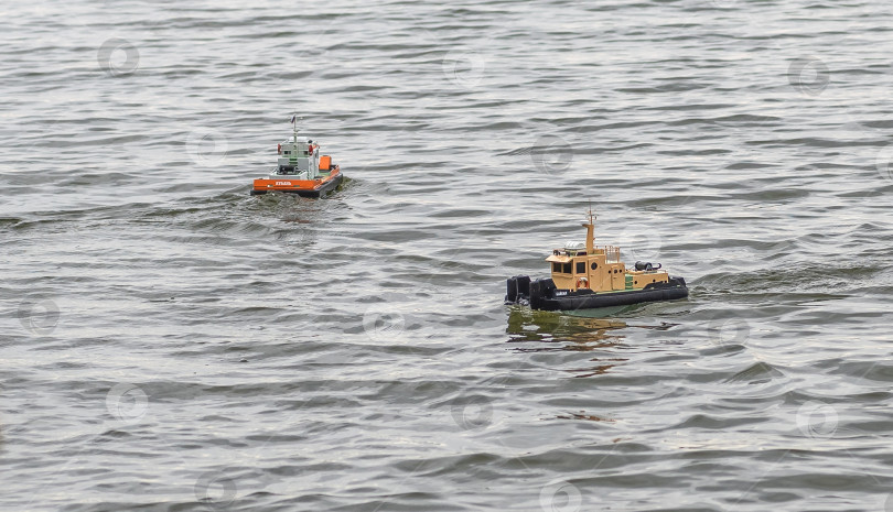 Скачать Россия,город Железногорск Красноярский Край, 26 августа 2023 год. Радиоуправляемая масштабная модель корабля на соревнованиях на воде. фотосток Ozero