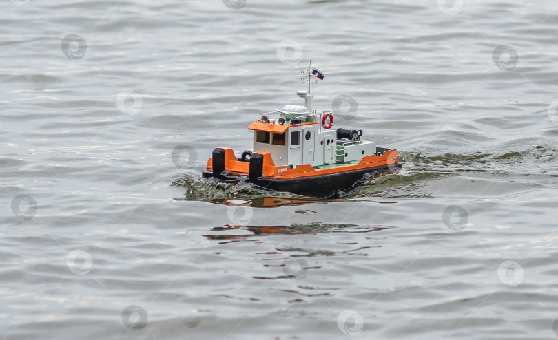 Скачать Россия,город Железногорск Красноярский Край, 26 августа 2023 год. Радиоуправляемая масштабная модель корабля на соревнованиях на воде. фотосток Ozero