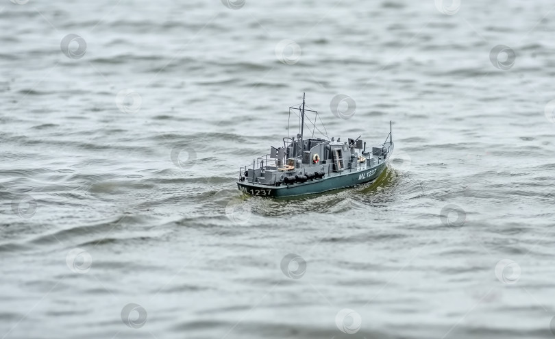 Скачать Россия,город Железногорск Красноярский Край, 26 августа 2023 год. Радиоуправляемая масштабная модель корабля на соревнованиях на воде. фотосток Ozero